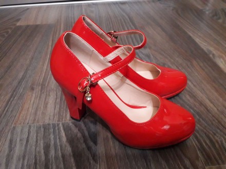 Туфли женские
Цвет: красный
Сезон: демисезон
Материал изделия: искусственный . . фото 3