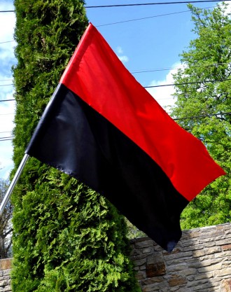 Червоно-чорний стяг - це прапор Української повстанської армії. Він впевнено збі. . фото 2