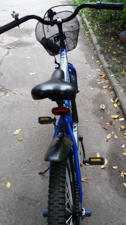 Велосипед имеет крепкую стальную раму, оснащен передним и задним тормозами.

С. . фото 9