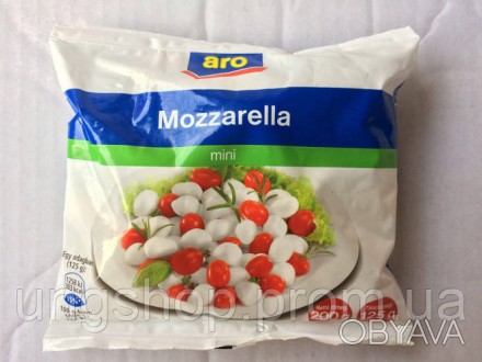 Моцарелла с помидорами и базиликом является классическим фирменным итальянской к. . фото 1