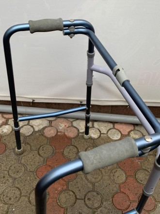 Ходунки - это приспособления для инвалидов или пожилых людей, которые нуждаются . . фото 3
