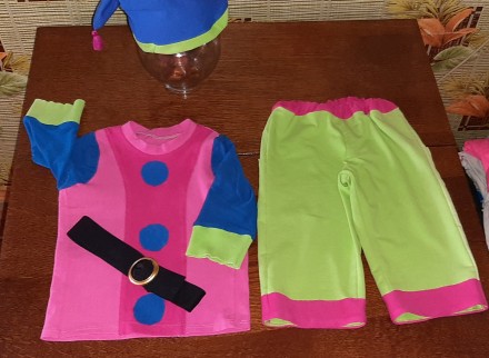 продам  карнавальный костюм гнома, розовая кофта, зеленые штаны, синяя шапка, на. . фото 4