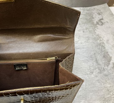 
Сумочка чемоданчик кожаная Fantasia, France, Отл сост
Качественная, стильная су. . фото 5