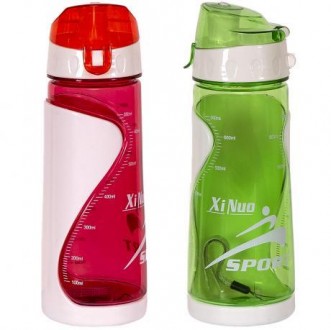 ![CDATA[Зручна кольорова пластикова пляшка для питної води з кришкою. Для зручно. . фото 4