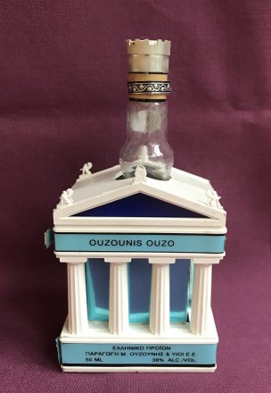 Сувенір Ouzounis ouzo. Acropol. Греція.
Пластик, скло.
Висота пляшки 16 см.
Р. . фото 2