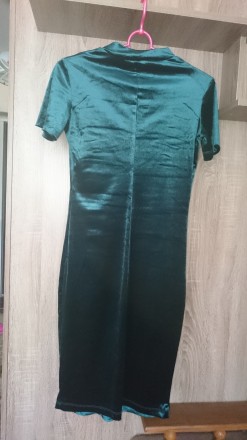 Платье Inditex женское велюровое. Размер 44, цвет тёмно - зелёный. Материал - то. . фото 3