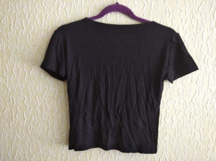 Женская укороченная футболка.
Цвет - черный.
ПОГ 38 см.
Длина футболки по сер. . фото 3