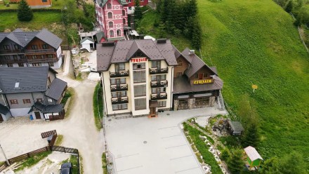 В центрі села Поляниця, на земельній ділянці площею 0.16 га знаходиться готельни. . фото 3