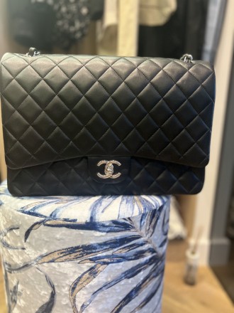Продам Chanel classic handbag maxi jumbo .Гладкая 
Кожа теленка silver hardware. . фото 4