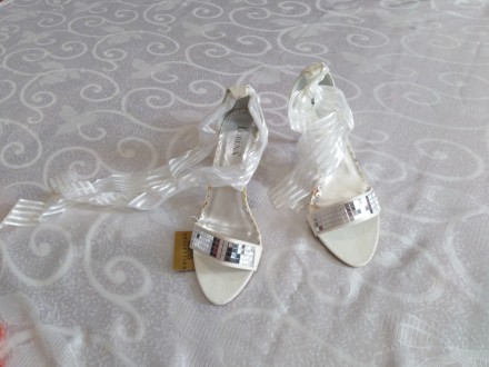 Другую летнюю обувь нашего магазина смотрите ЗДЕСЬ
Босоножки на каблуке для свад. . фото 2