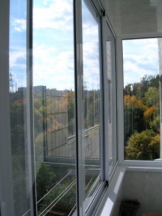 Алюмінієвий розсувний балкон.
Розсувна алюмінієва система для скління балкона а. . фото 8