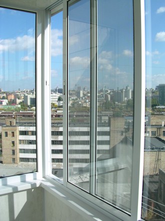 Алюмінієвий розсувний балкон.
Розсувна алюмінієва система для скління балкона а. . фото 6