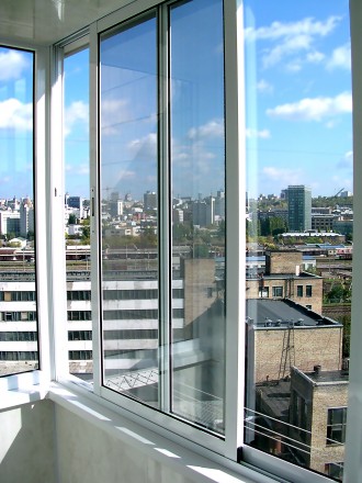 Алюмінієвий розсувний балкон.
Розсувна алюмінієва система для скління балкона а. . фото 7