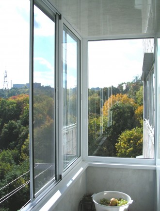 Алюмінієвий розсувний балкон.
Розсувна алюмінієва система для скління балкона а. . фото 5