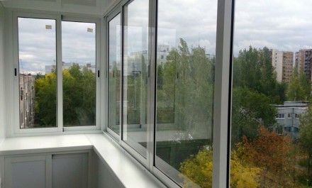 Алюмінієвий розсувний балкон.
Розсувна алюмінієва система для скління балкона а. . фото 3