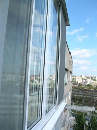 Алюмінієвий розсувний балкон.
Розсувна алюмінієва система для скління балкона а. . фото 10