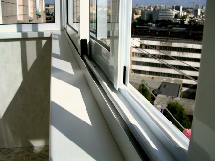 Алюмінієвий розсувний балкон.
Розсувна алюмінієва система для скління балкона а. . фото 9
