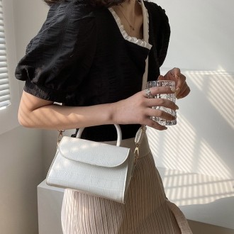 
ВИДЕООБЗОР
Женская мини-сумочка в стиле рептилии
Сумка кросс-боди на ремешке в . . фото 8