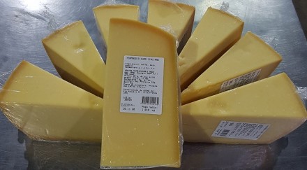 Сир твердий італійський тип Пармезан (витримка 12 місяців)
Сыр твердый итальянск. . фото 2