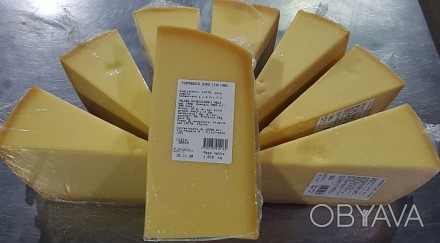 Сир твердий італійський тип Пармезан (витримка 12 місяців)
Сыр твердый итальянск. . фото 1