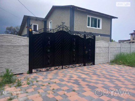 Будинок з усіма зручностями, двоповерховий з відмінним новим ремонтом.