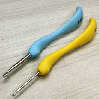 Набор крючков для вязания с изогнутой ручкойВ наборе 8 крючков - 1мм, 1.25 мм, 1. . фото 4