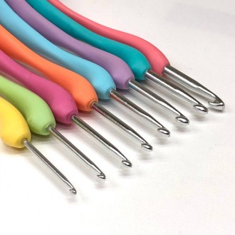 Набор крючков для вязания с изогнутой ручкойВ наборе 8 крючков - 1мм, 1.25 мм, 1. . фото 2