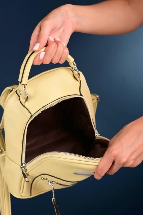 Рюкзак изготовлен из искусственной кожи, застегивается на молнию
Внутри один отд. . фото 5