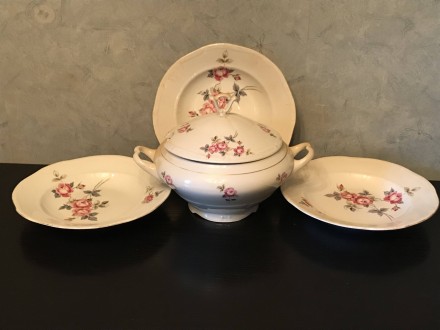 Винтажный набор из супницы и трёх суповых тарелок с изображением букета роз, фар. . фото 2