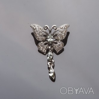 Брошь серебристая Бабочка с кристаллами подвесками 4,5*3см