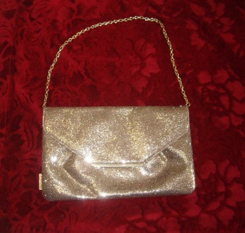 Золотиста вечірня сумочка на довгій цепочці- фірми Avon. Всередині є невеличкий . . фото 2