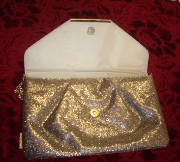 Золотиста вечірня сумочка на довгій цепочці- фірми Avon. Всередині є невеличкий . . фото 4