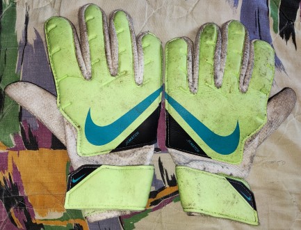 Детские вратарские перчатки Nike, размер-5, ширина-9.5см, длина-21см, средний па. . фото 2