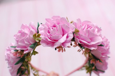 
Яркий и эффектный обруч с розовыми розами. Розы выполнены из фоамирана, полност. . фото 3