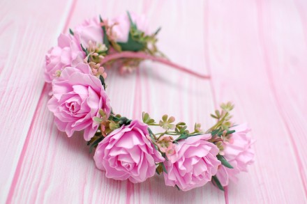 
Яркий и эффектный обруч с розовыми розами. Розы выполнены из фоамирана, полност. . фото 4