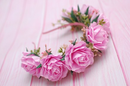 
Яркий и эффектный обруч с розовыми розами. Розы выполнены из фоамирана, полност. . фото 5