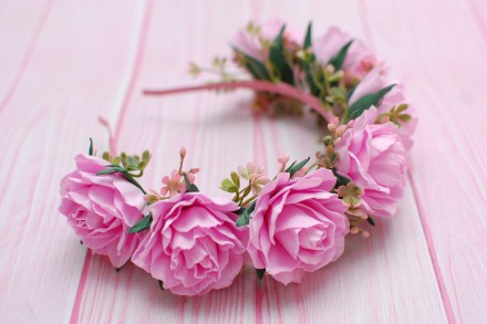 
Яркий и эффектный обруч с розовыми розами. Розы выполнены из фоамирана, полност. . фото 2