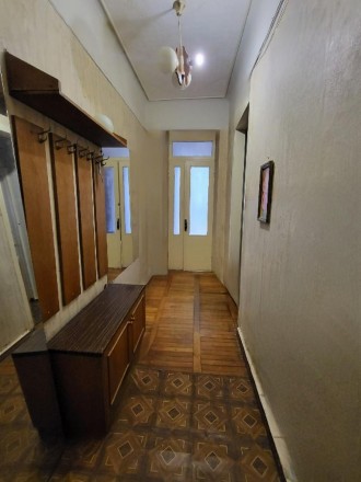 Пр.Науки, перший будинок від метро. 
Продам 2-х сталіну на 2 поверсі. 
Квартира . . фото 3