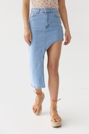  Эта джинсовая юбка с асимметричным низом поможет тебе создать эффектные образы . . фото 2