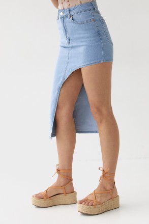  Эта джинсовая юбка с асимметричным низом поможет тебе создать эффектные образы . . фото 6