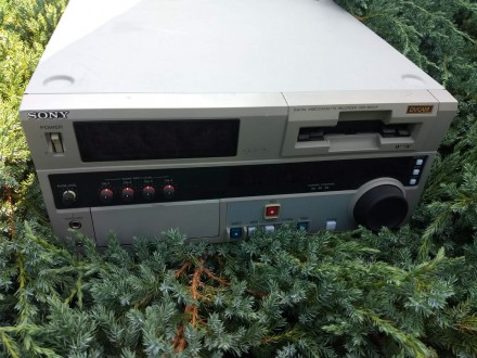 Студийный монтажный рекордер DVCAM серии Master
Sony DSR-1800АP – новый м. . фото 2