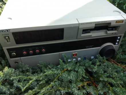 Студийный монтажный рекордер DVCAM серии Master
Sony DSR-1800АP – новый м. . фото 8