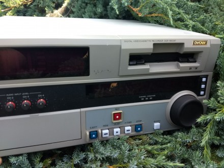Студийный монтажный рекордер DVCAM серии Master
Sony DSR-1800АP – новый м. . фото 7