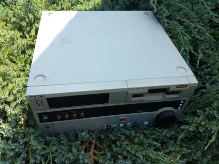 Студийный монтажный рекордер DVCAM серии Master
Sony DSR-1800АP – новый м. . фото 6