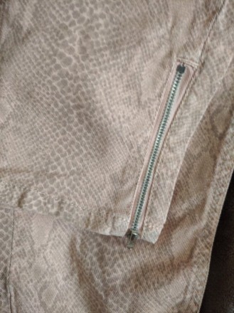 Джинсы с замочками по низу ,штаны со змеиным принтом, р.38, Kookai, Турция .
ПО. . фото 3