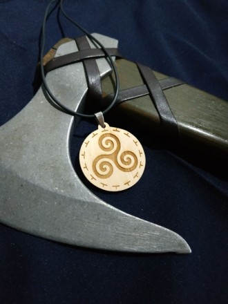 
 
 Дерев'яний кулон з гравіюванням скандинавської символіки Трискель
Кулон виго. . фото 3