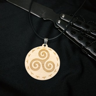 
 
 Дерев'яний кулон з гравіюванням скандинавської символіки Трискель
Кулон виго. . фото 2