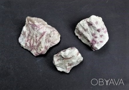 Сувенірний натуральний камінь необроблений турмалін (ціна за 100 грамів). . фото 1