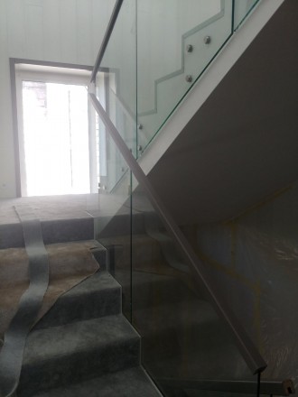 Скляні перильні огорожі для балконів, сходів та терас: поєднання елегантності, б. . фото 10