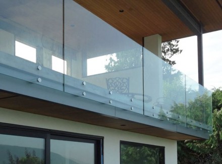 Скляні перильні огорожі для балконів, сходів та терас: поєднання елегантності, б. . фото 8